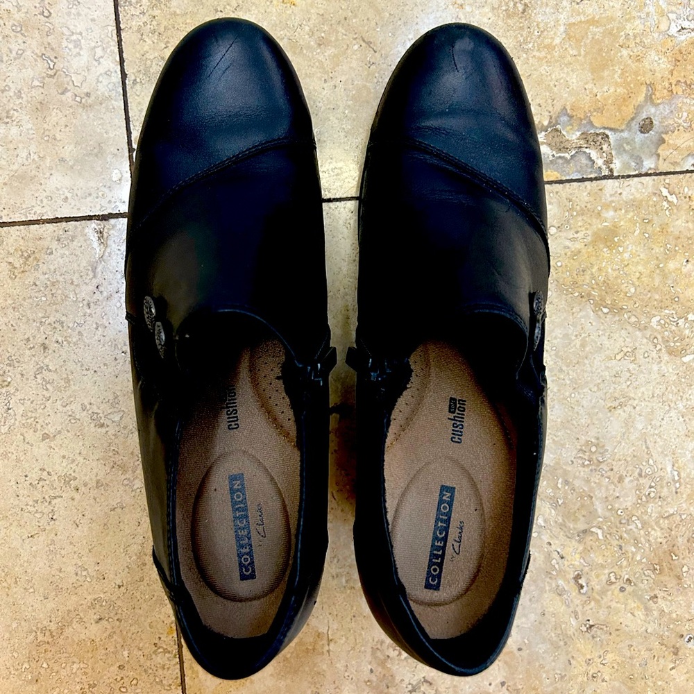 Clarks femmes black booties size 9/40 good condition Great for casual or career